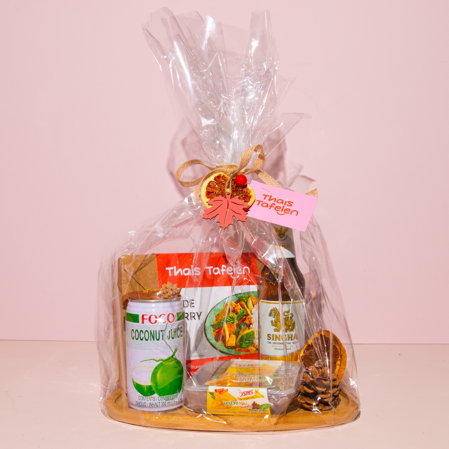 Voorbeeld van een feestelijk Thais kerstpakket met curry kookbox, Thaise drankjes en lekkernijen
