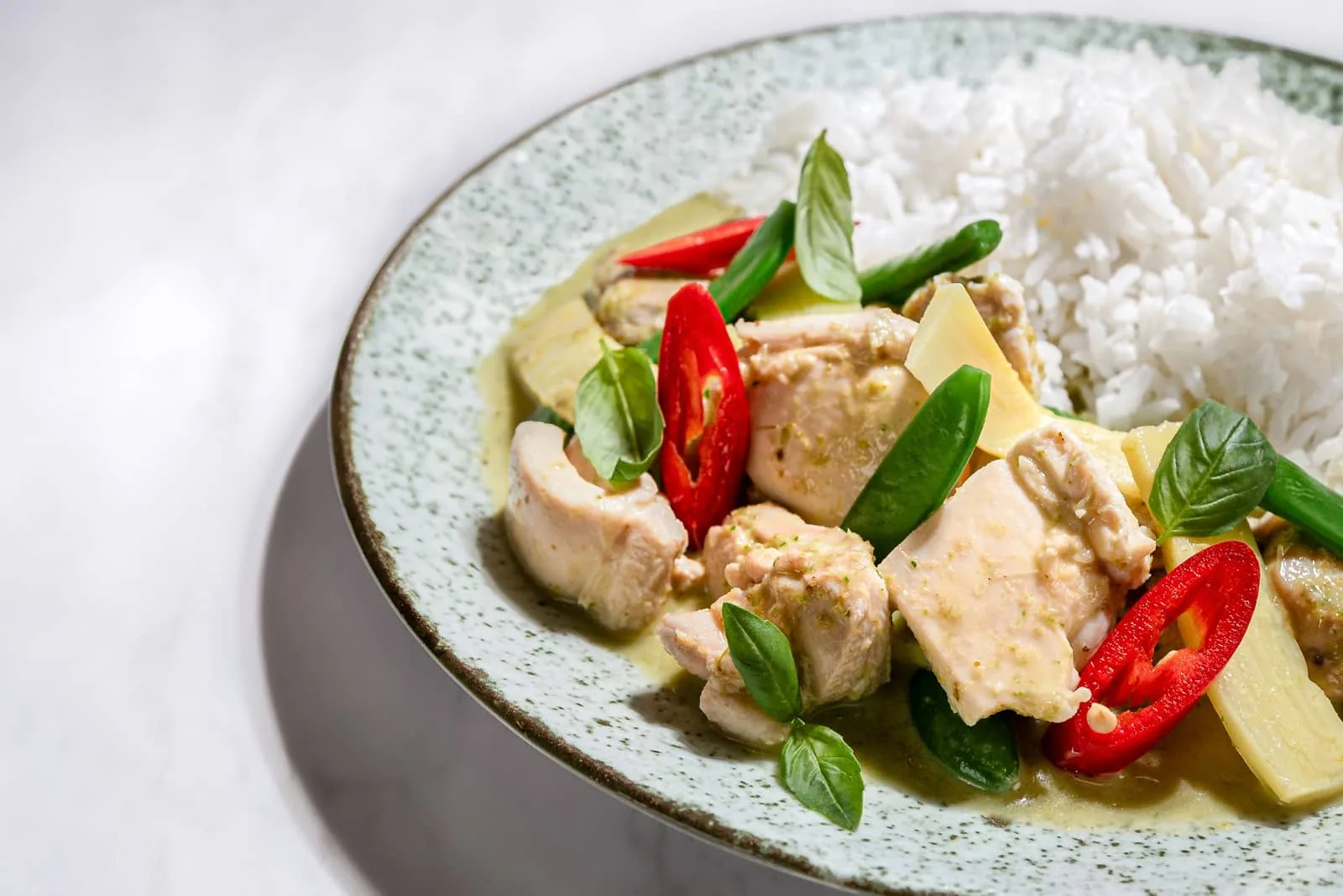 Thaise groene curry met kip en sugar snaps