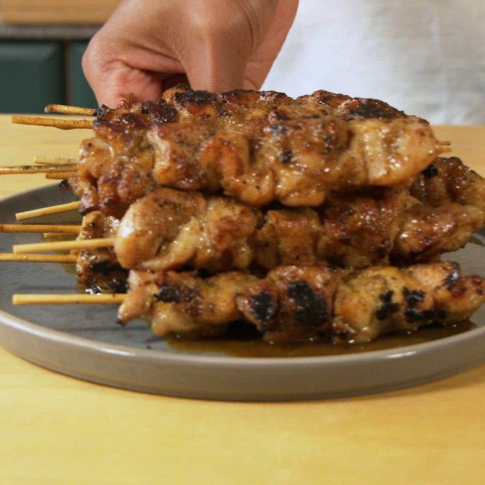 Thaise kipsaté op een bord