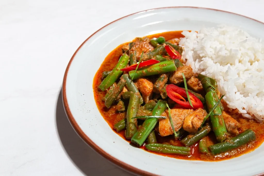 Panang curry met kip en bamboe