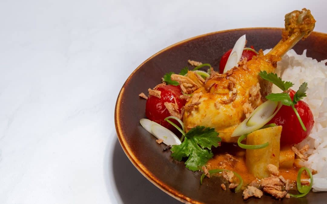Thaise gele curry met kipdrumsticks, wortel, ui en zoete aardappel