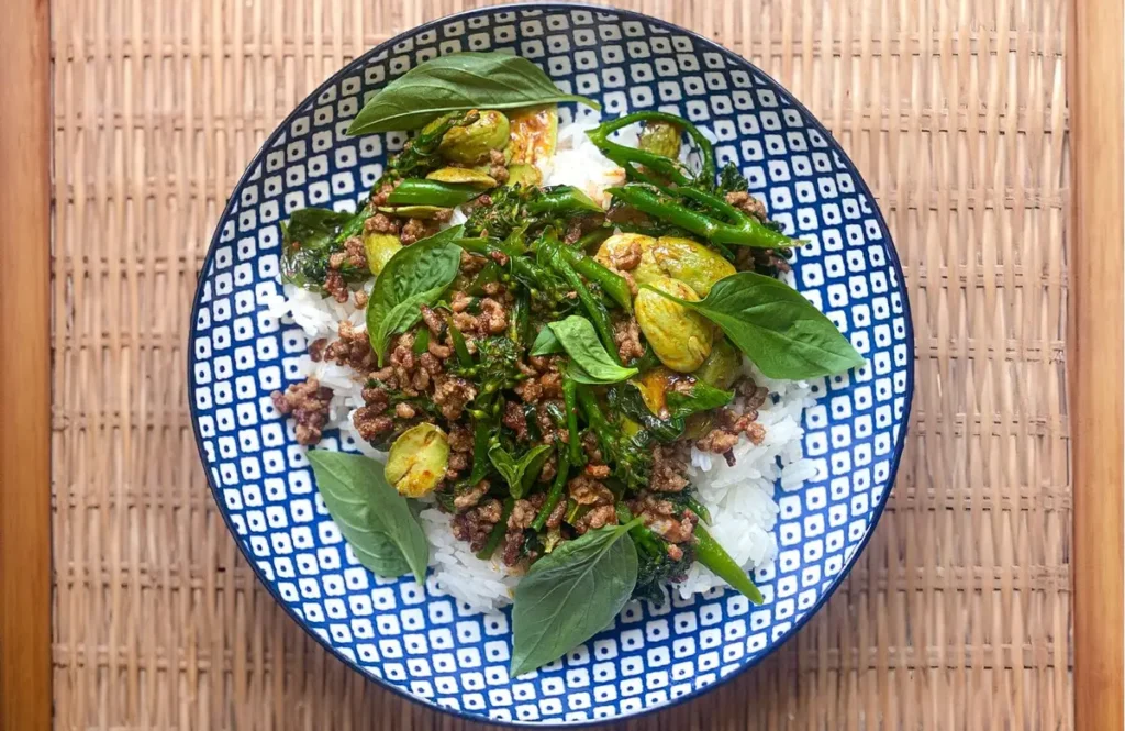 Roergebakken gehakt met bimi, chinese broccoli - Thais Tafelen