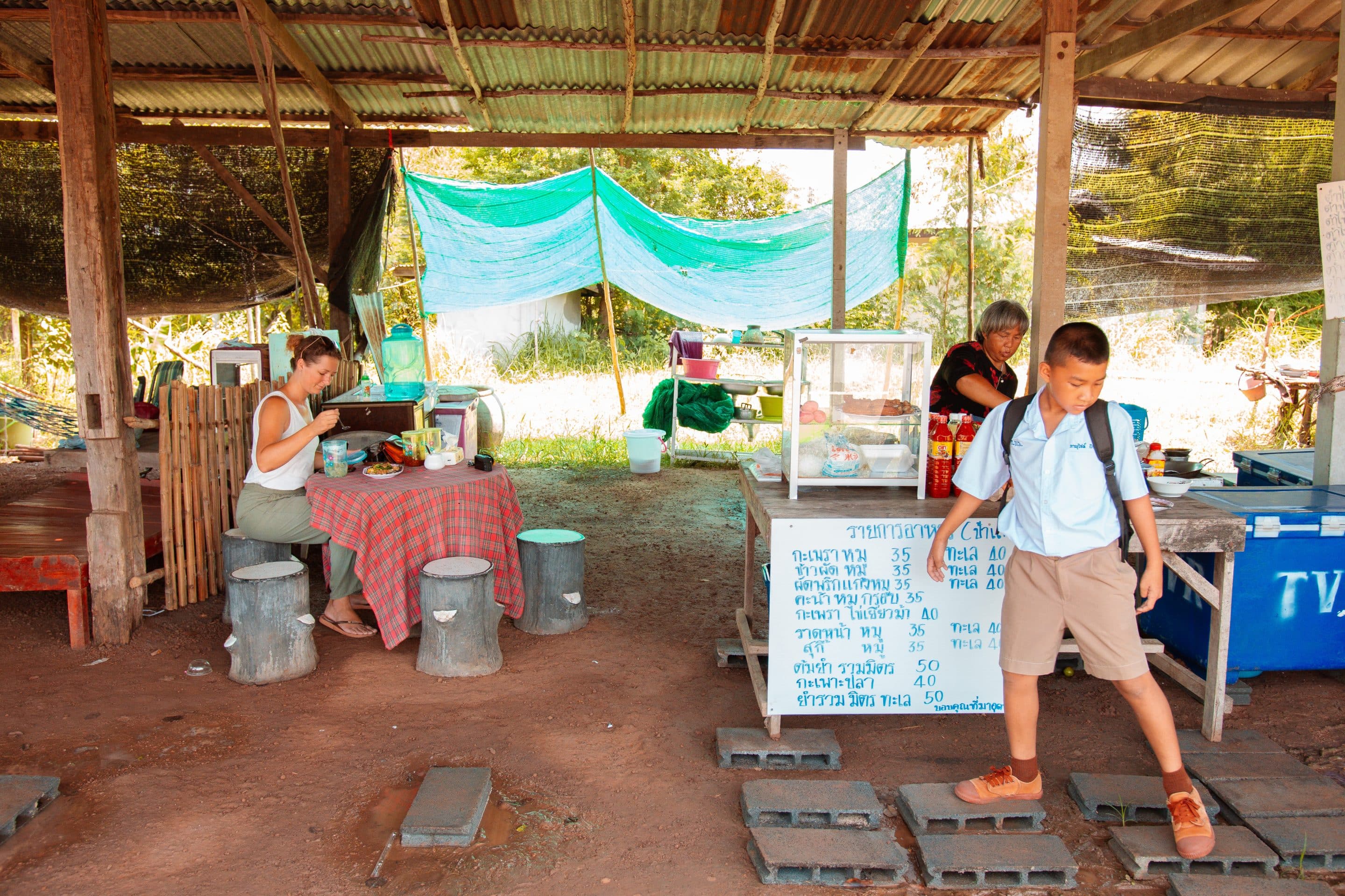 Pad See Ew eten in een lokaal tentje in Noord-Oost Thailand