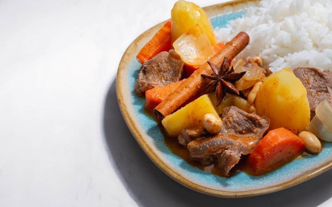Thaise Massaman curry met rundersukade, ui, wortel en aardappel