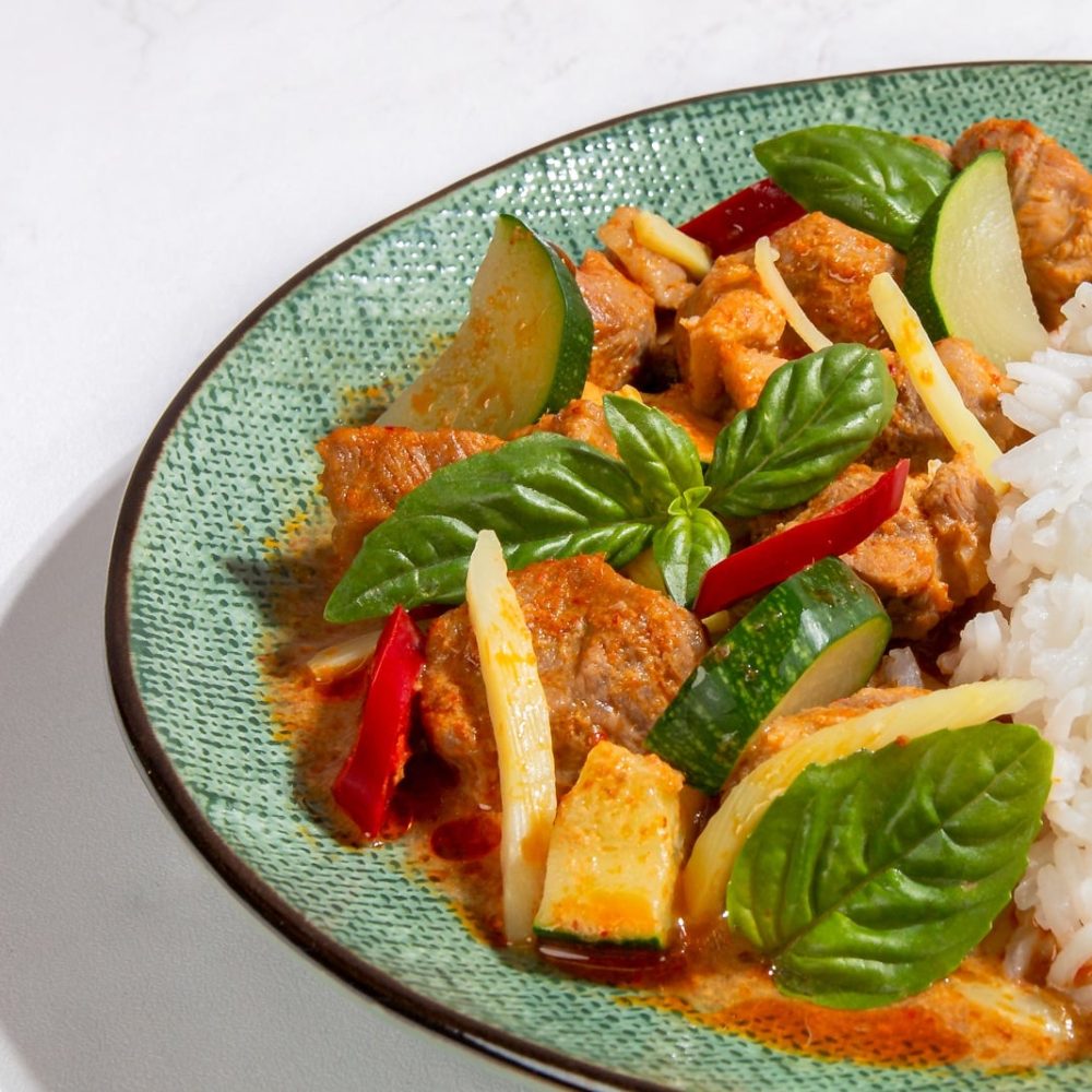 Thaise rode curry met courgette en karbonade