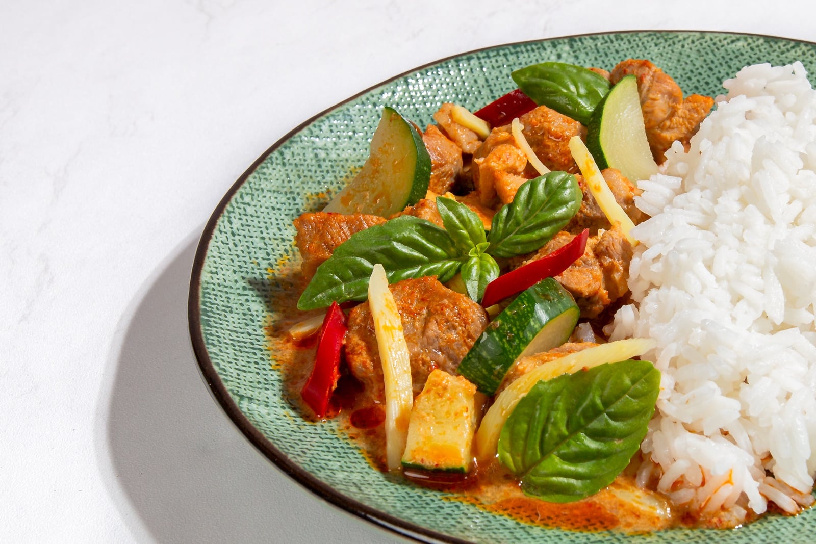 Thaise rode curry met courgette en karbonade