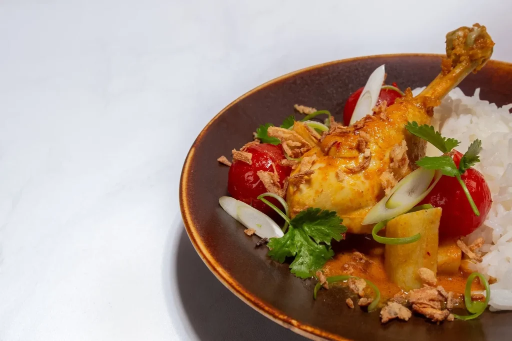 Thaise gele curry met kip, zoete aardappel en cherry tomaatjes - Thais Tafelen