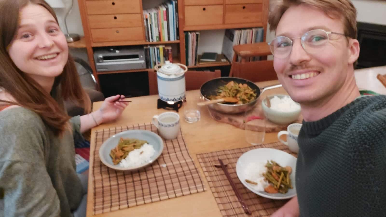 Fokke en vriendin proeven Paneng Curry