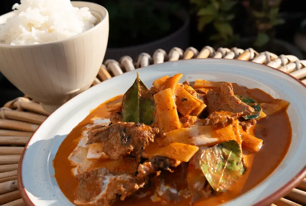 Snelle rode curry met biefstuk en bamboe