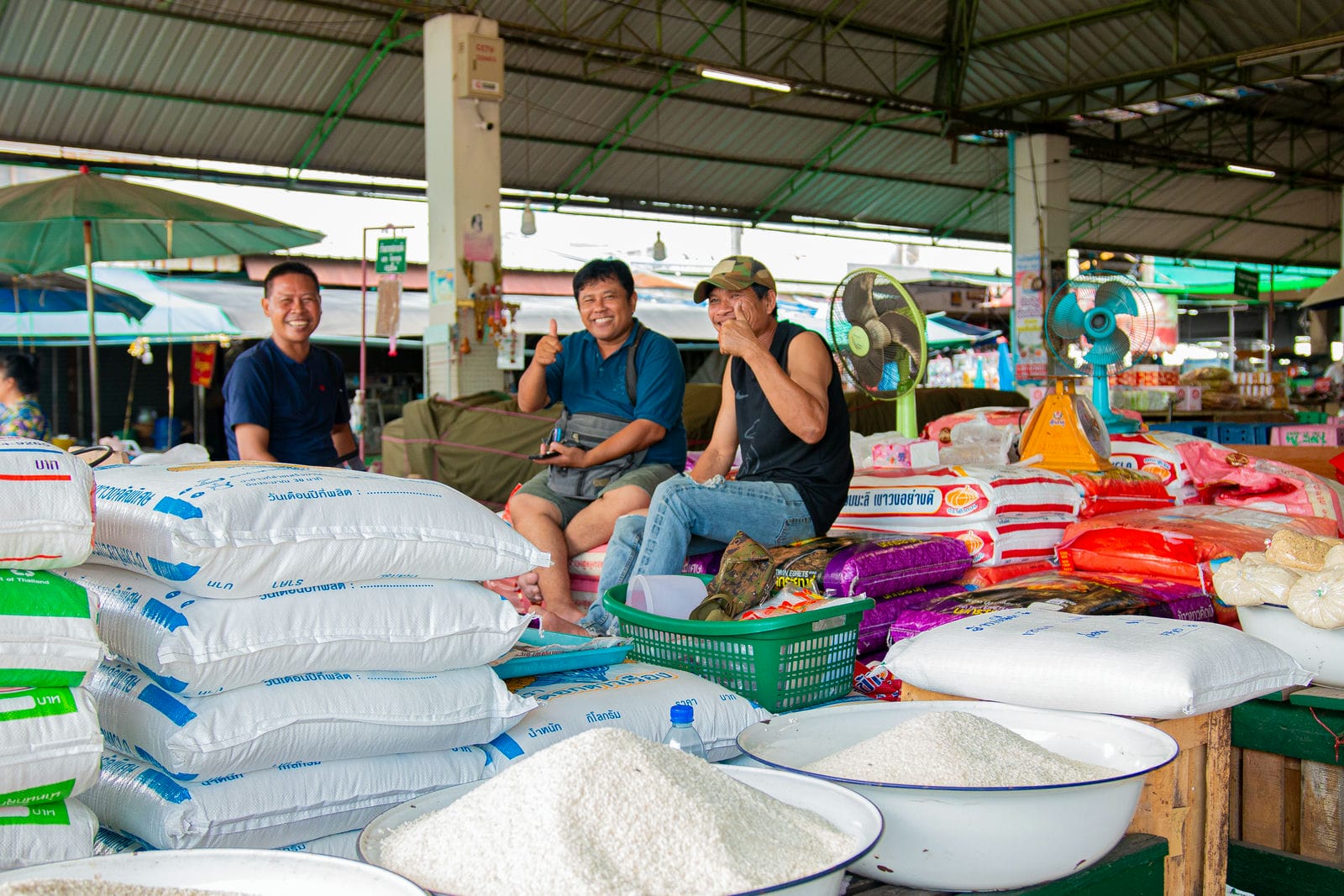 Rijstverkopers op een markt in Thailand