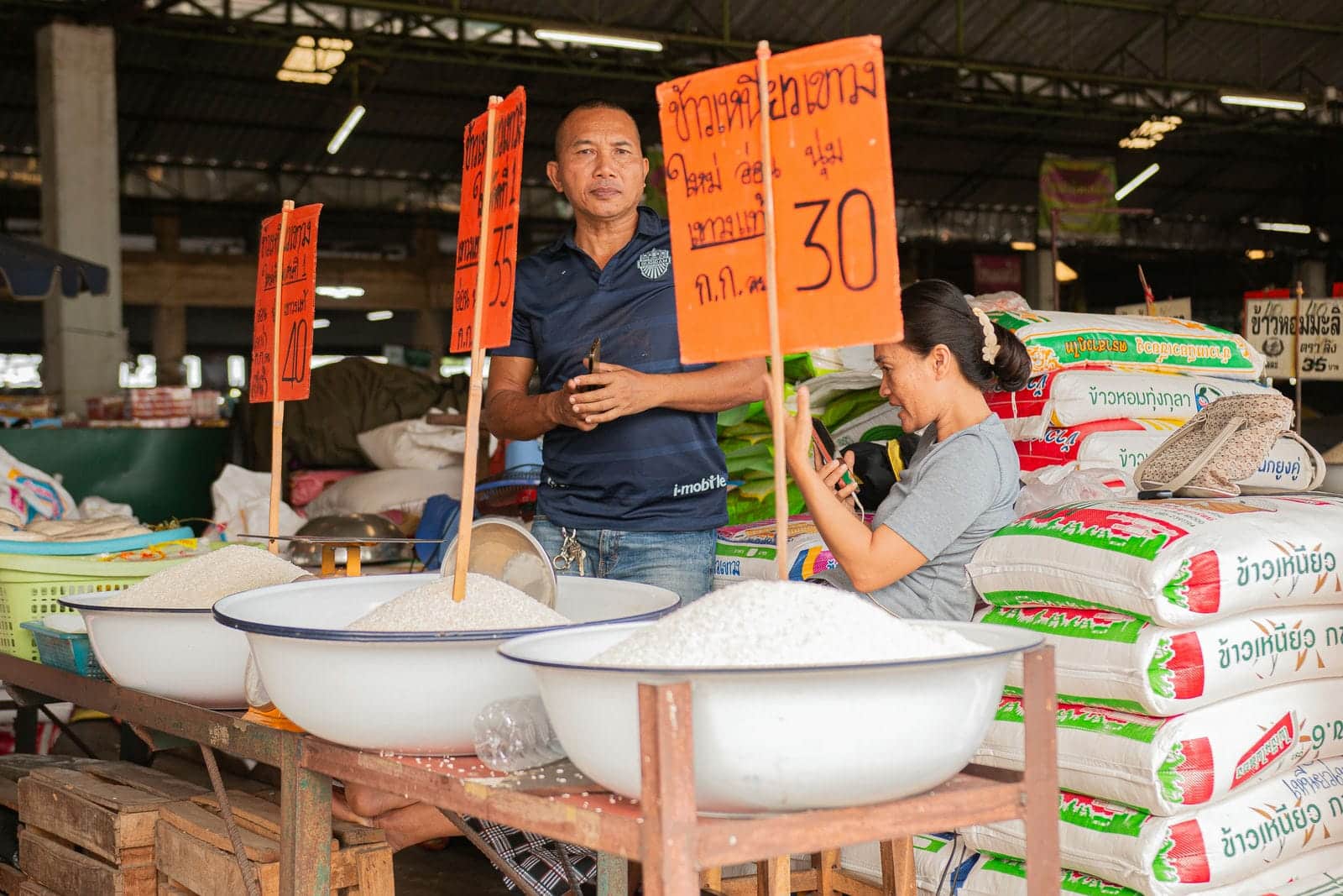 Rijstverkoper op markt in Kalasin