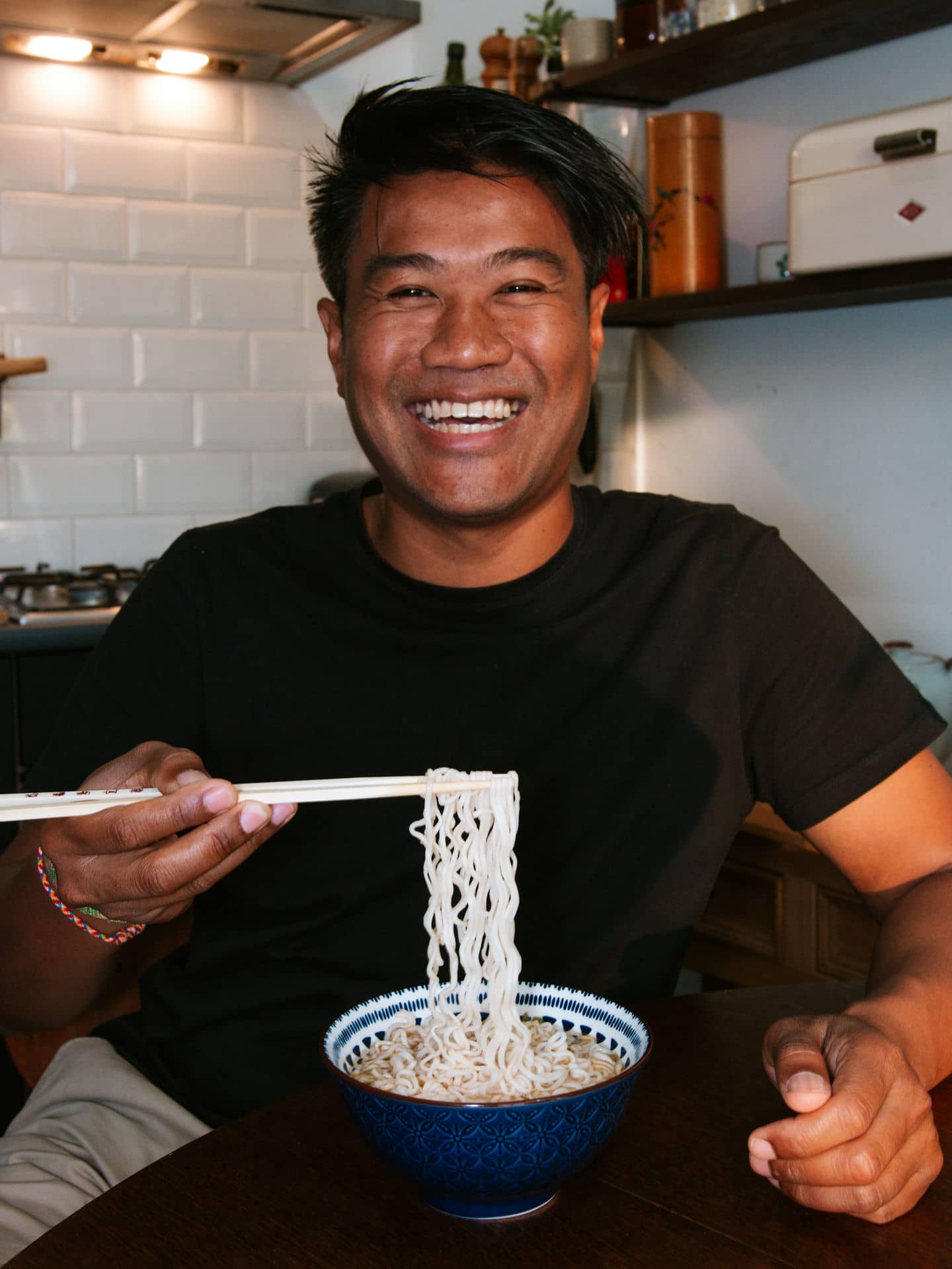 Weeri eet noodles met stokjes, Thais Tafelen