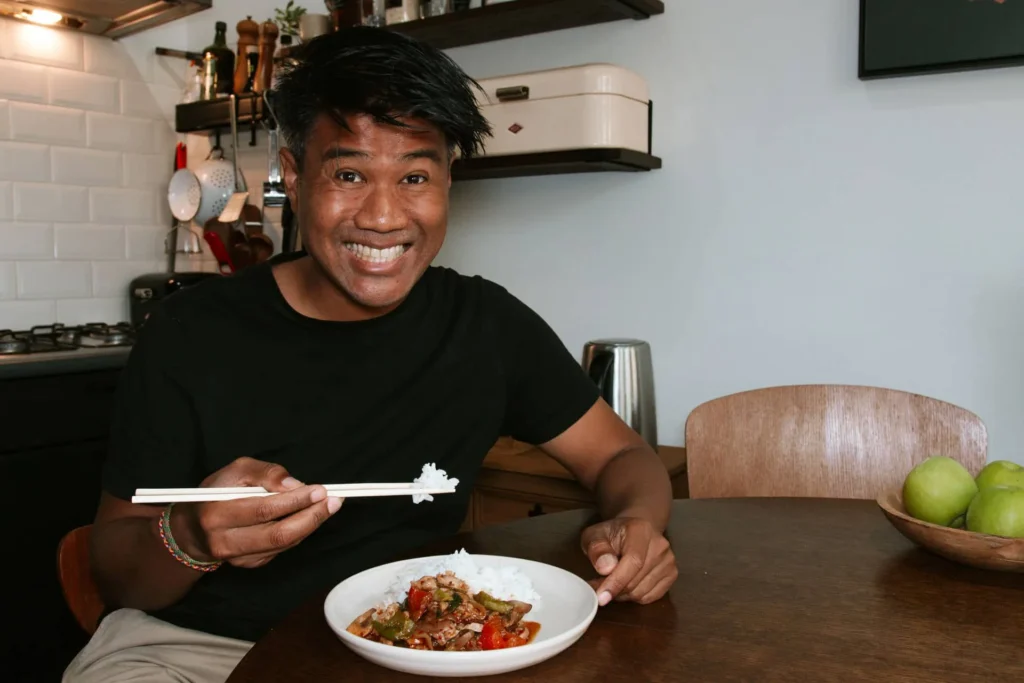 Weeri Thais Tafelen eet rijst met stokjes