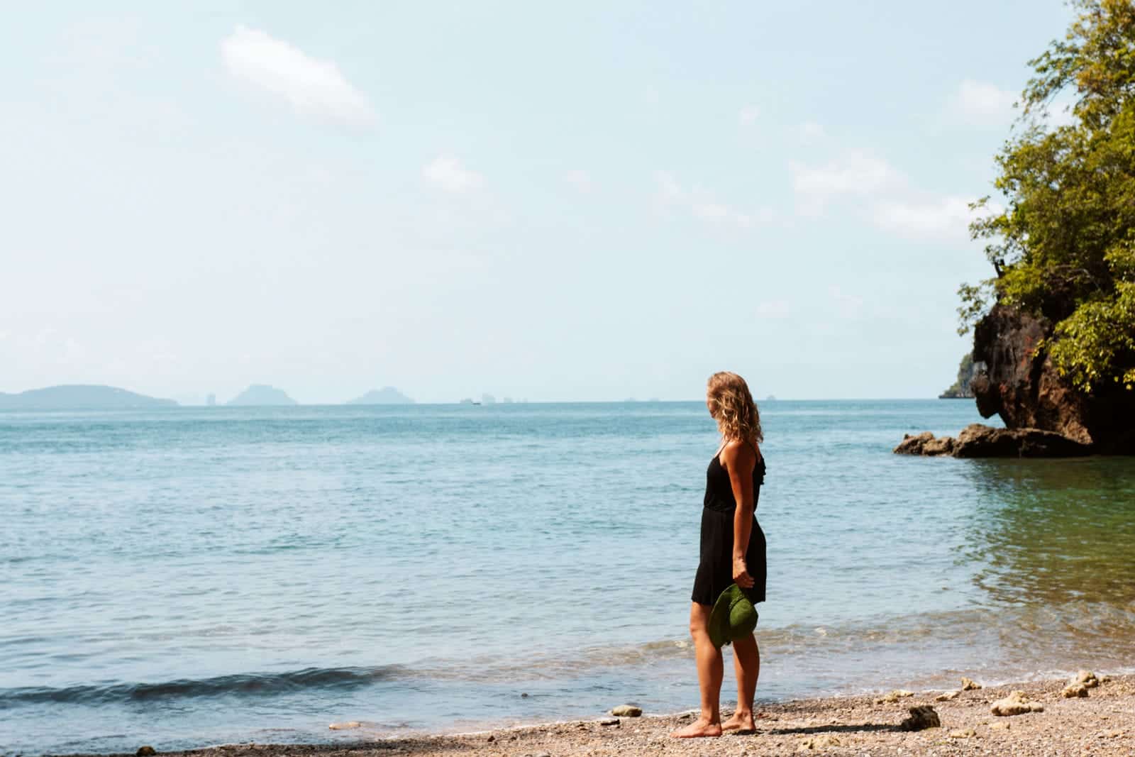 Mandy kijkt uit over de Andaman zee, Krabi