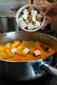 Gerookte tofu aan massaman curry toevoegen