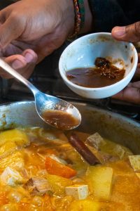 Tamarinde toevoegen aan massaman curry