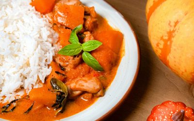 Romige Thaise rode curry met kip en pompoen