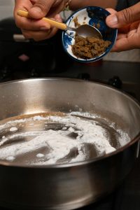 Groene curry pasta bakken in olie van de kokosmelk.