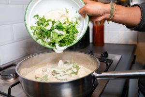 Paksoi toevoegen aan groene currysaus