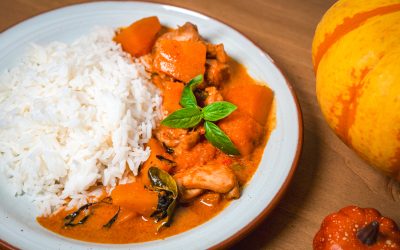 Romige Thaise rode curry met kip en pompoen