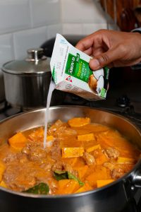 Voeg meer vocht toe aan de Rode Curry saus.