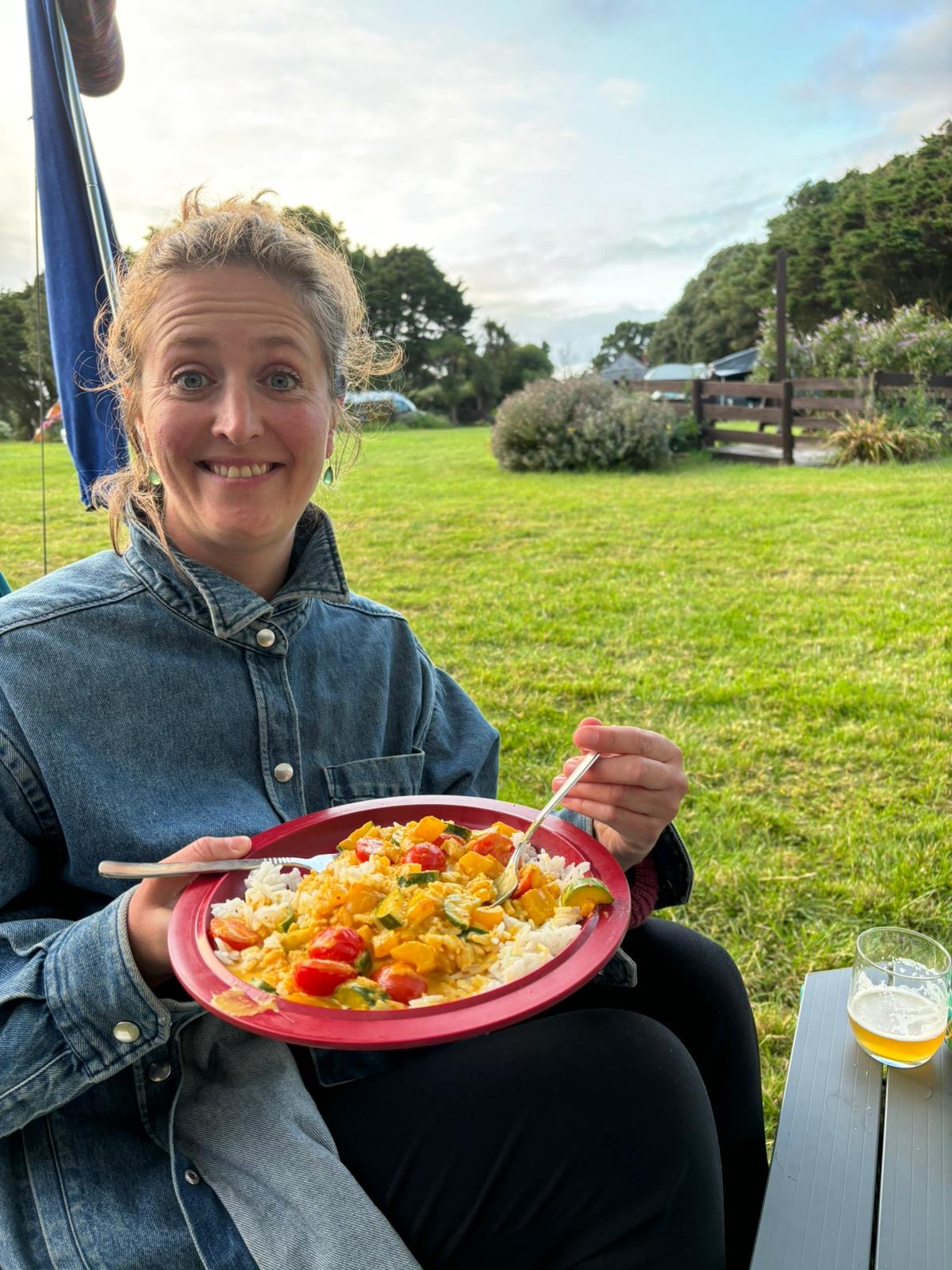 Saskia met de gele curry op de camping