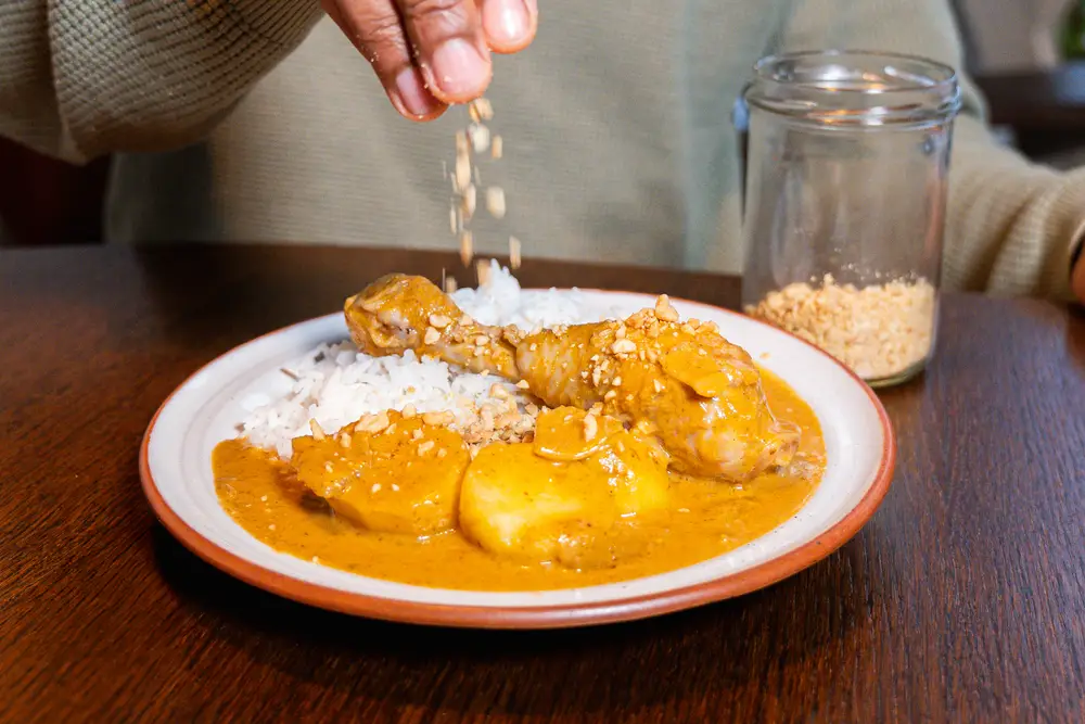 Thaise Massaman curry met kippenbout en aardappelen Thais Tafelen
