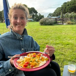 Thais Tafelen klant eet gele curry op de camping