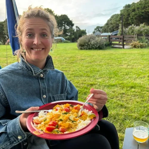 Thais Tafelen klant eet gele curry op de camping