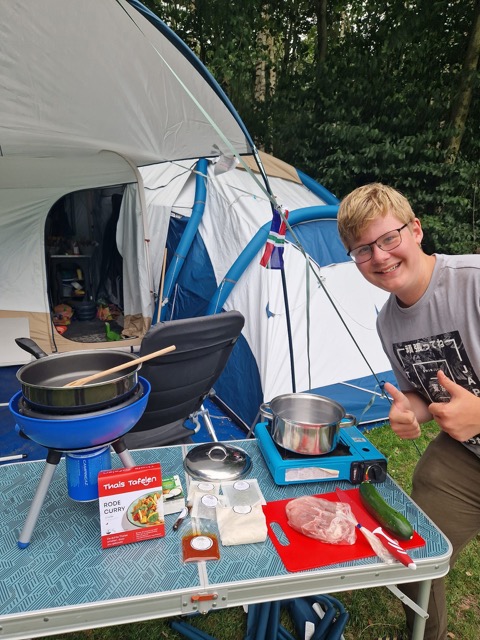 Thais Tafelen rode curry koken op de camping