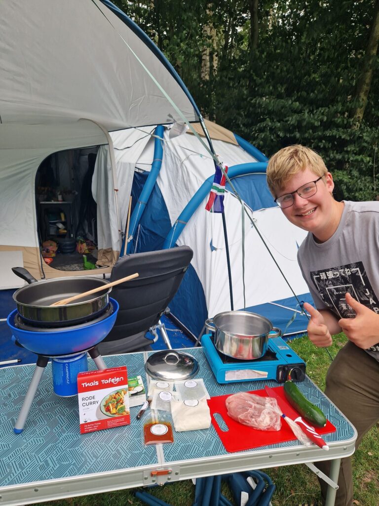 Thais Tafelen review jongen kookt rode curry op de camping
