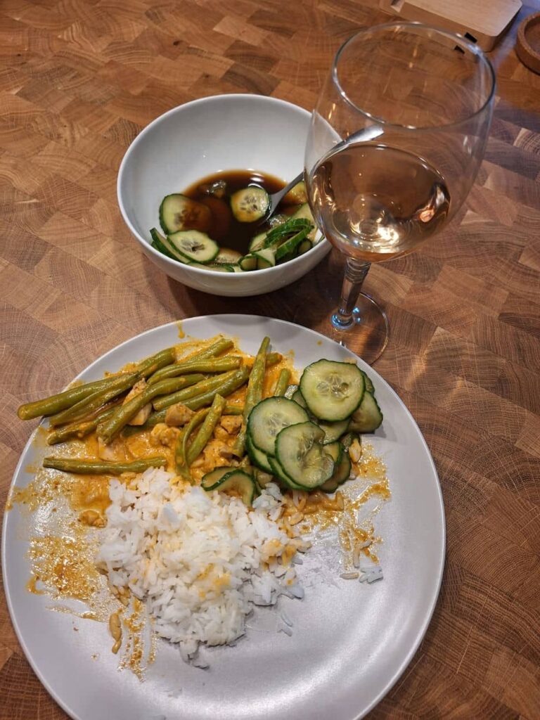 Thais Tafelen Review Panang curry met glas wijn en zoetzure komkommer