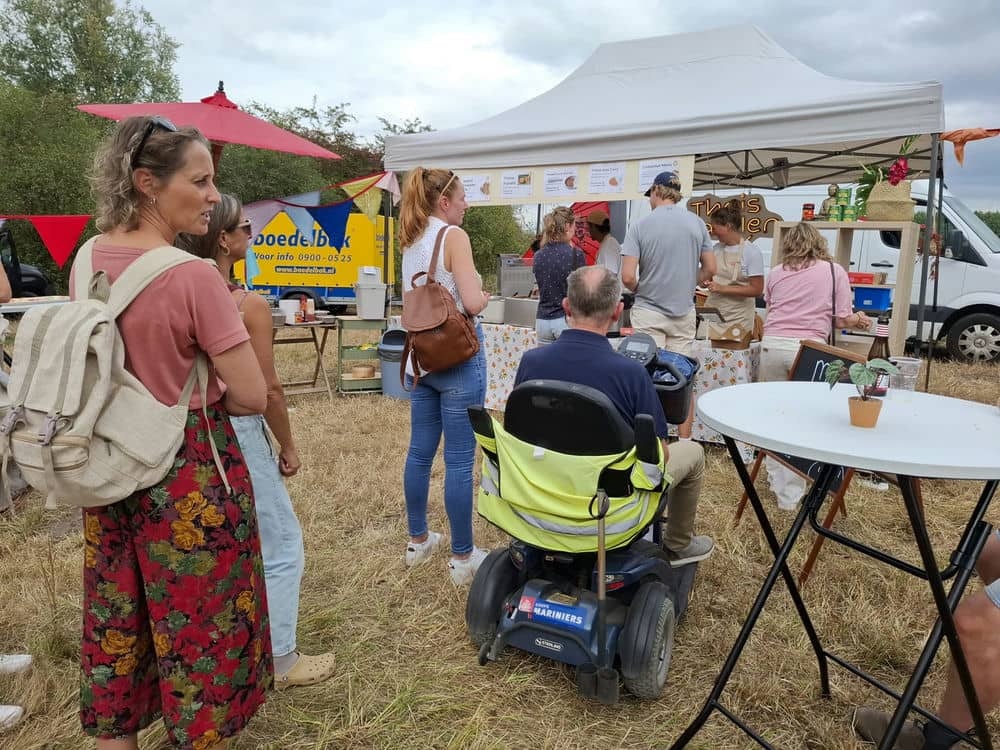 Rij voor Thais Tafelen tijdens Bruiss Festival in Sneek