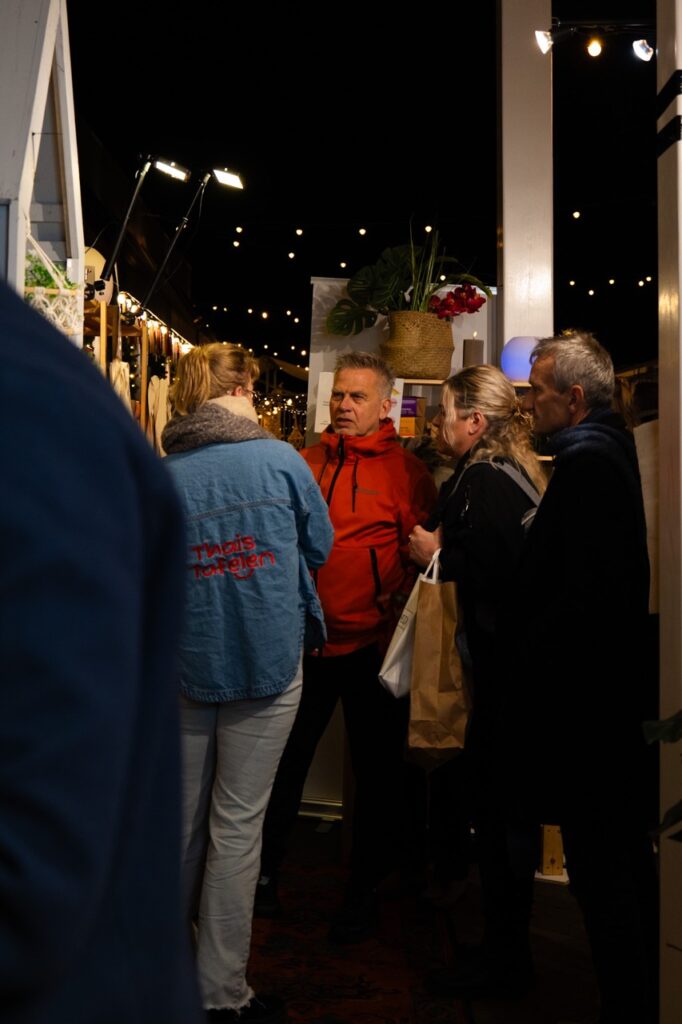 Agnes-in-gesprek-op-de-markt