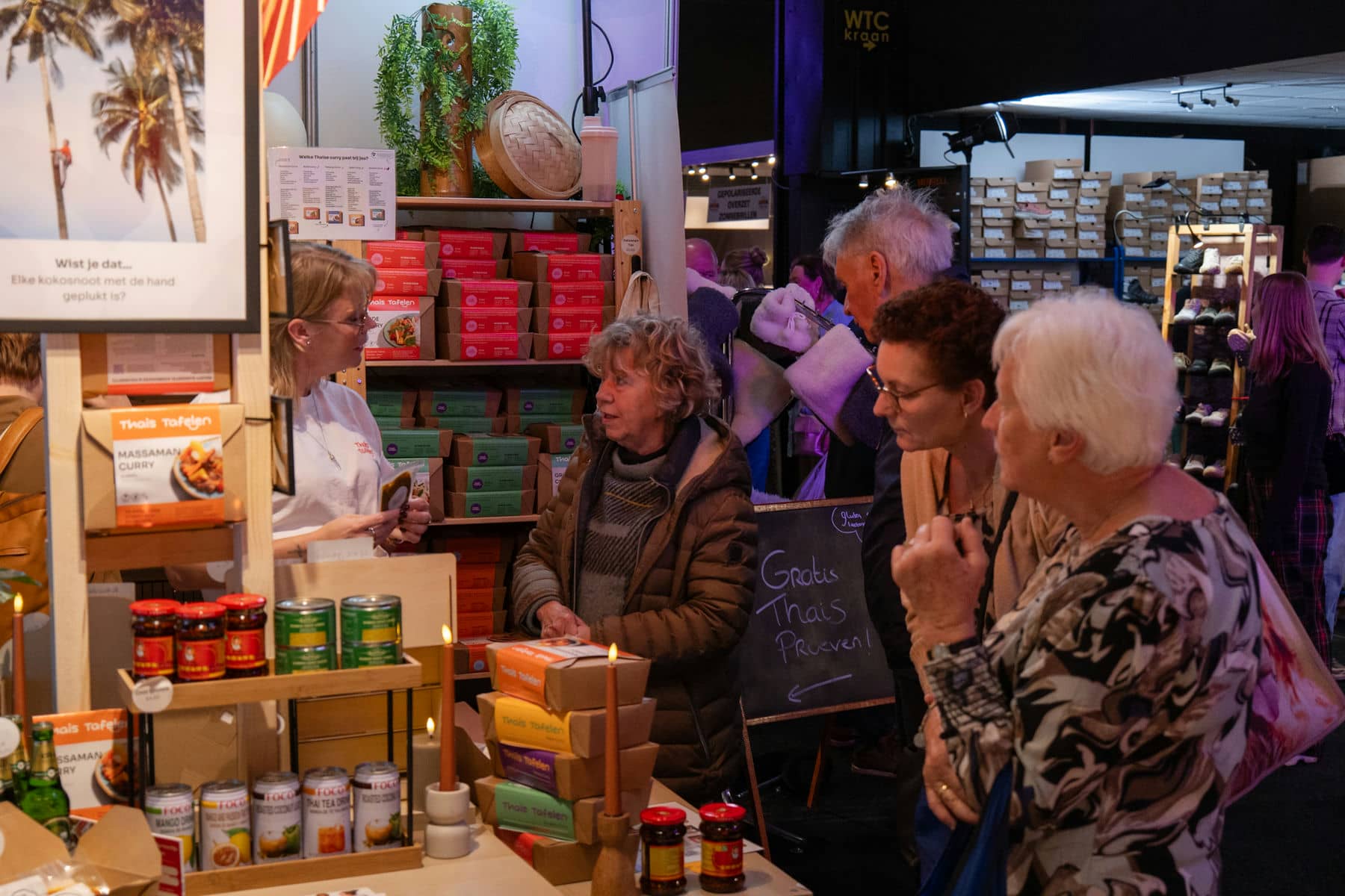 Agnes van Thais Tafelen met geïnteresseerde klanten op de Winterfair in Hardenberg